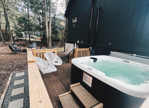 Black Pocono Cabin Retreat — Hot Tub, Grill & Walk to Lake