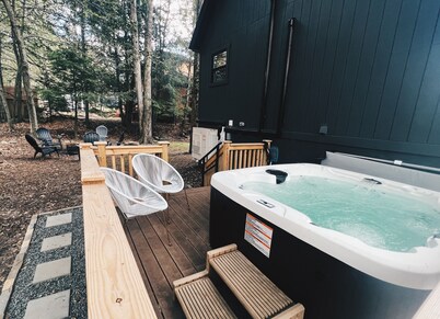 Black Pocono Cabin Retreat — Hot Tub, Grill & Walk to Lake