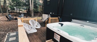 Black Pocono Cabin Retreat — Hot Tub, Grill & Walk to Lake