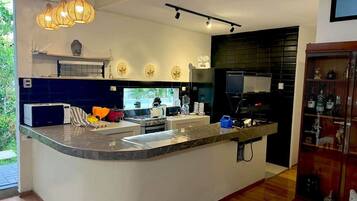 Frigorífico, microondas, horno y utensilios de cocina