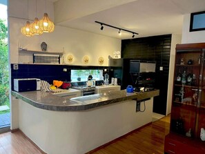 Frigorífic, microones, forn i utensilis de cuina, vaixella i coberteria 