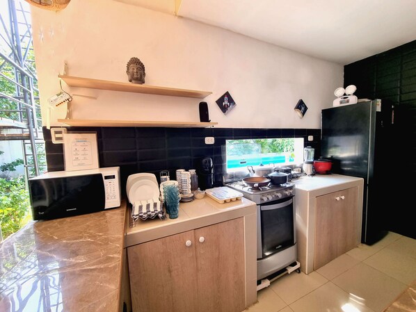 Kühlschrank, Mikrowelle, Ofen, Herdplatte