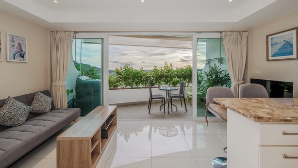 Un salon moderne comprenant un canapé, une table basse et un coin repas avec des chaises et une table.