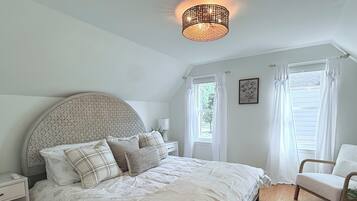 4 bedrooms, iron/ironing board, Internet, bed sheets