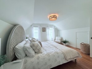 4 bedrooms, iron/ironing board, Internet, bed sheets