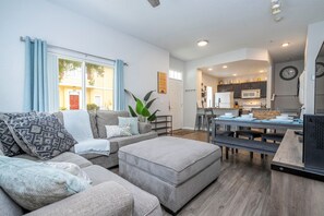 Smart TV - 4BR/3BA Near Disney | 2 Suites, Pool & Parking (Kissimmee)