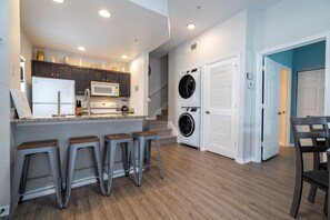 Fridge, microwave, oven, stovetop - 4BR/3BA Near Disney | 2 Suites, Pool & Parking (Kissimmee)