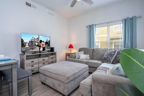 Smart TV - 4BR/3BA Near Disney | 2 Suites, Pool & Parking (Kissimmee)