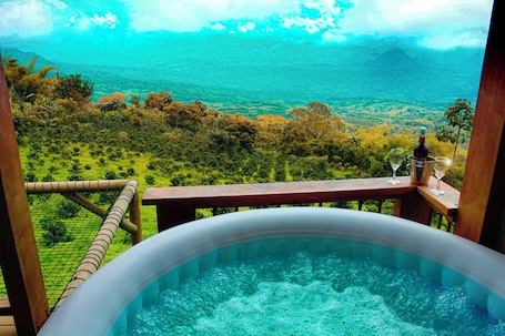 Cabaña Confort, vistas a la montaña | Bañera de hidromasaje privada. Glamping La Sucursal del Cielo Támesis