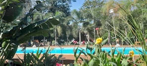 Habitación, 1 habitación, accesible para personas con discapacidad, fumadores | Piscina | Una piscina al aire libre