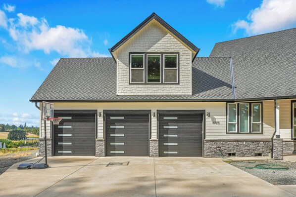 Exterior - Spacious apartment with stunning views in Oregon City (Oregon City)