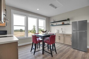 Microwave, dishwasher - Spacious apartment with stunning views in Oregon City (Oregon City)