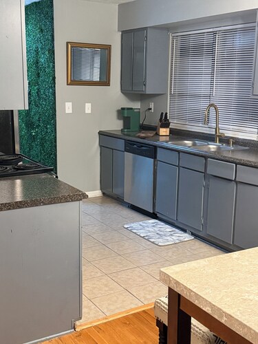 The Teal Retreat - Stylish 3BR Home near Atlanta Airport & Downtown