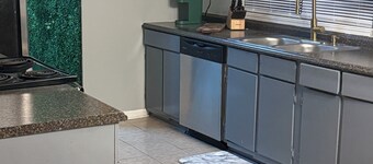 The Teal Retreat - Stylish 3BR Home near Atlanta Airport & Downtown