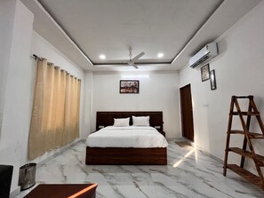 Deluxe Double Room | Egyptian cotton sheets, premium bedding, memory foam beds, in-room safe