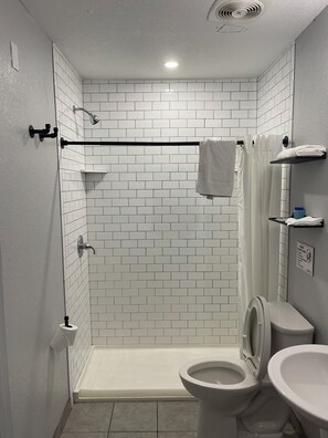 Douche, serviettes fournies, savon, papier toilette