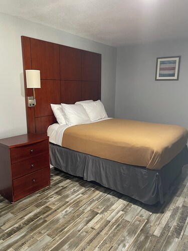 Newly remodeled 14-room hotel in charming St. Mary's .