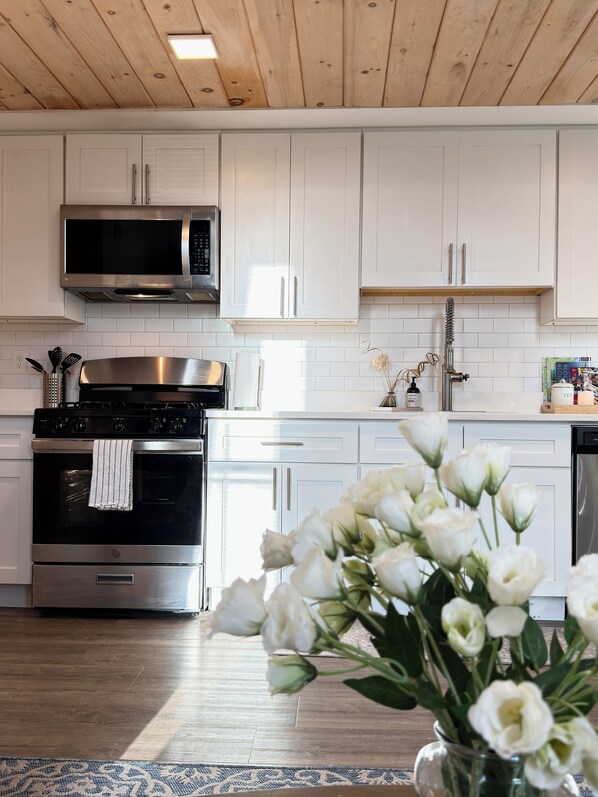 ثلاجة، ميكروويف، فرن، موقد طهي مسطح