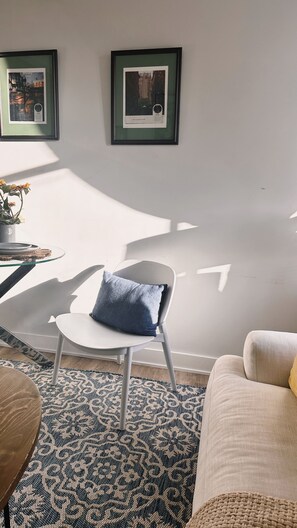 تلفزيون، كُتُب، شاشة كمبيوتر