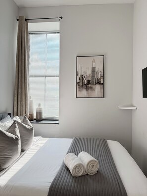4 bedrooms, in-room safe, desk, iron/ironing board