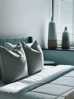 4 عدّة غرف نوم وخزنة داخل الغرفة ومكتب ومكواة/لوح كي