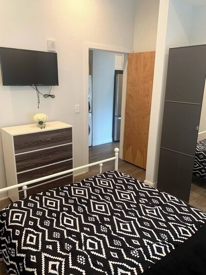 Spacious 4BR Apt, Sleeps 8, Downtown by Theaters