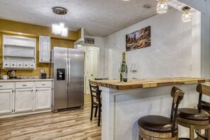 Fridge, microwave, oven, stovetop - Divine Retreat, private, great location (Sevierville)