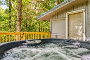 Outdoor spa tub - Divine Retreat, private, great location (Sevierville)