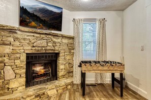 Game room - Divine Retreat, private, great location (Sevierville)