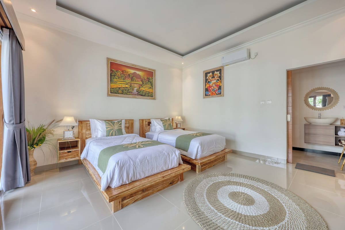 Economy-Zweibettzimmer, Poolblick | Kostenloses WLAN