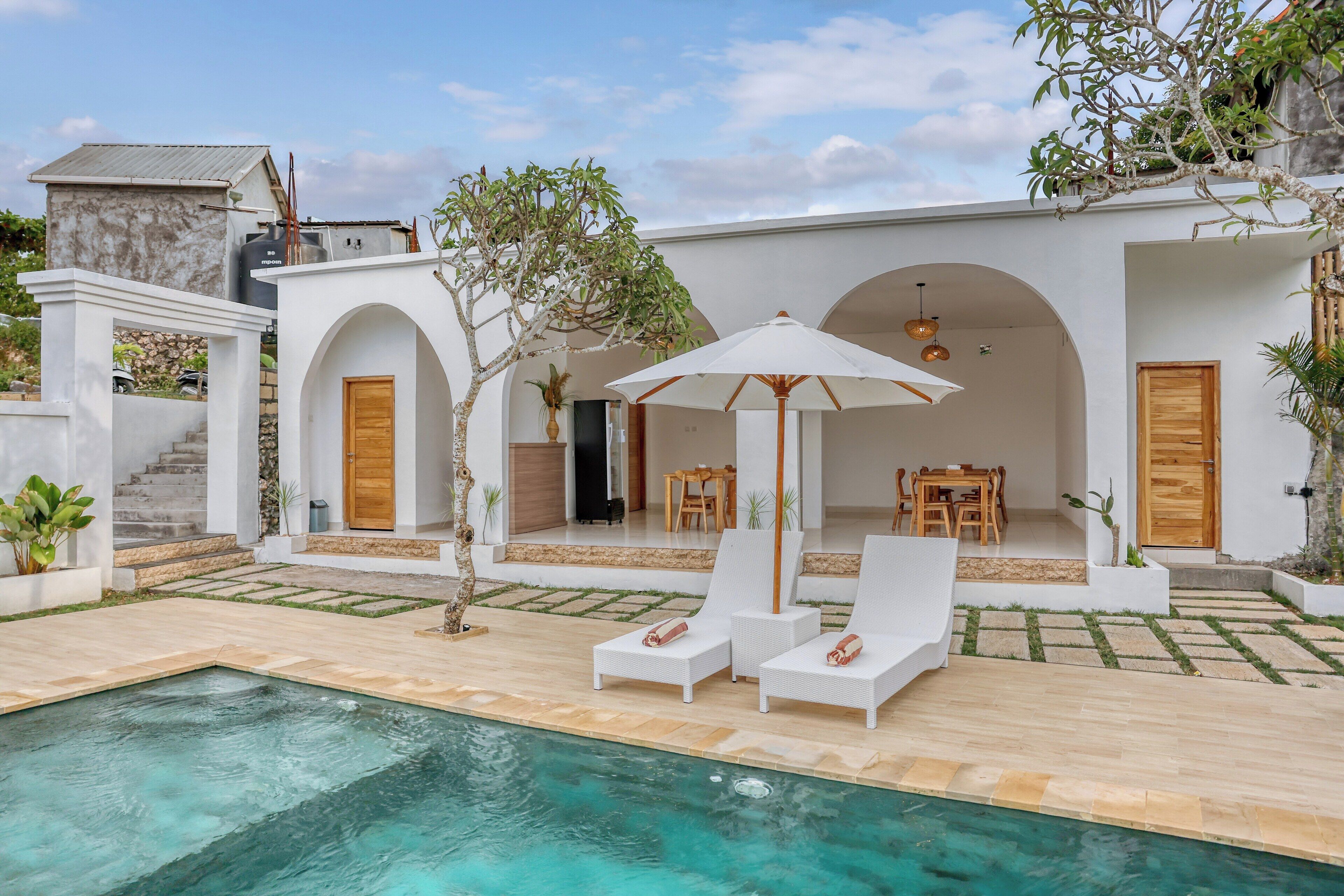 Una piscina al aire libre