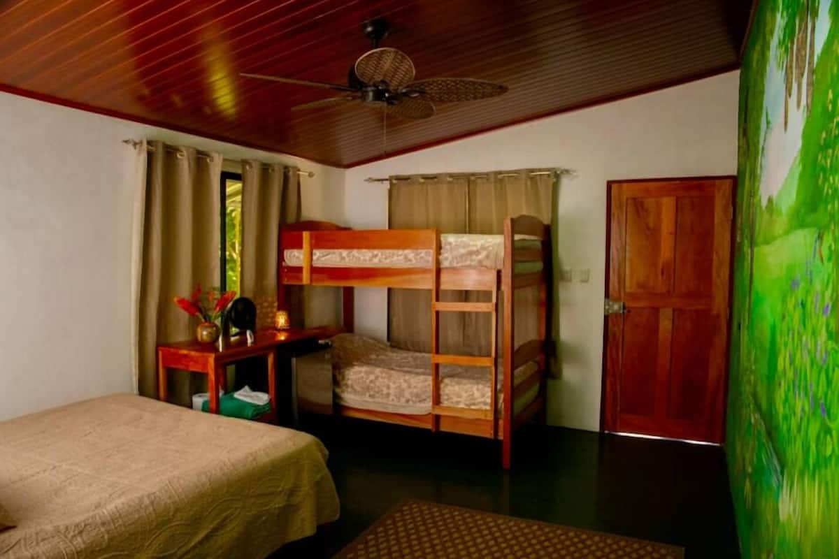 Habitación doble familiar, varias camas, baño privado, vista al jardín | Wifi gratis