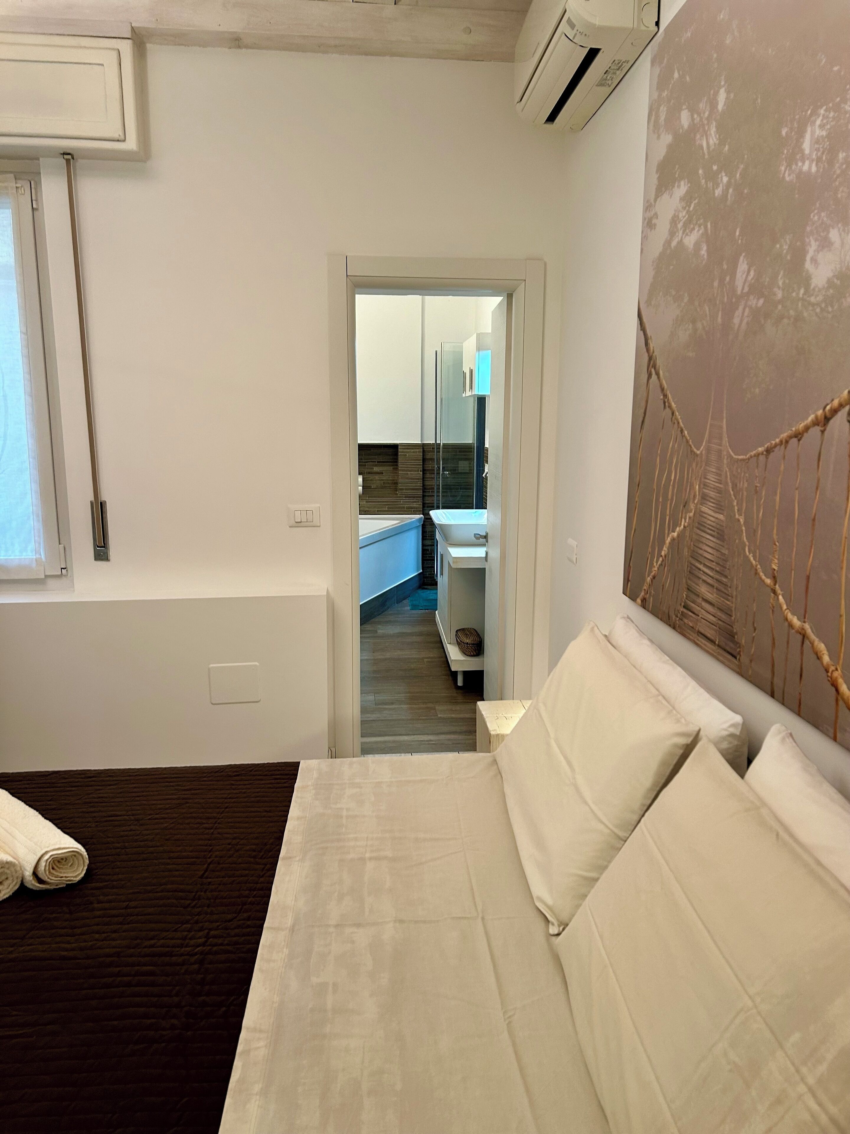 2 bedrooms, in-room safe, iron/ironing board, free WiFi