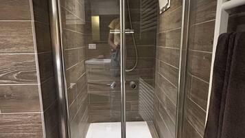 Doccia, asciugacapelli, bidet, asciugamani