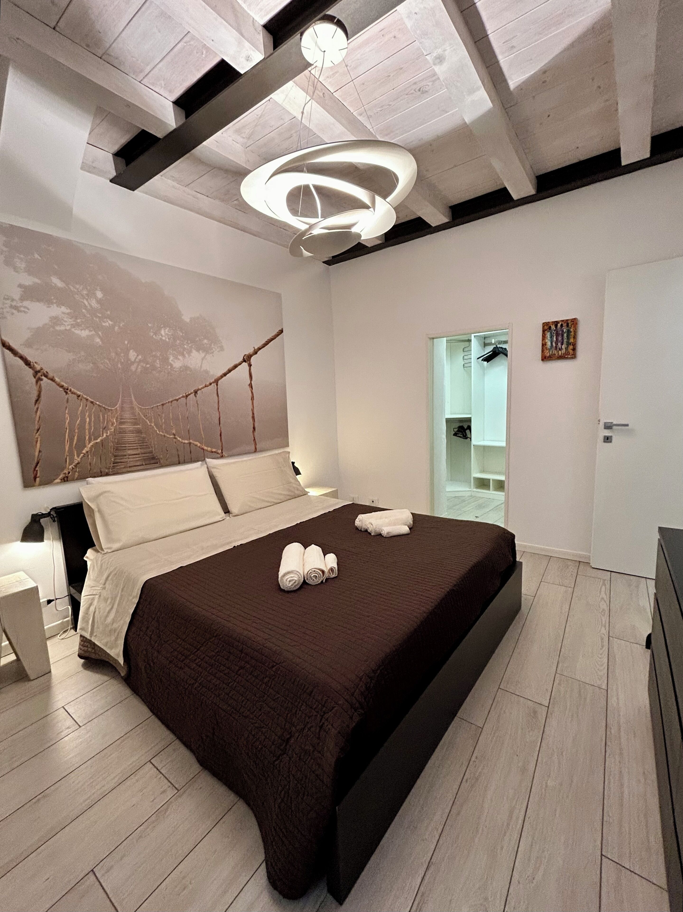 2 chambres, coffres-forts dans les chambres, fer et planche à repasser