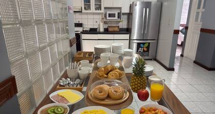 Welcoming bed & breakfast with AC in Alajuela, near the airport,15 minutes away.