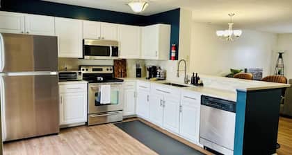 2 Bedroom Beautiful Condo 10 minutes from Downtown Columbus + Gym & Pool Access!