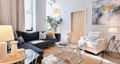 5BR 2BA • Sleeps 10 • Downtown • Near CC/Theaters