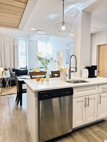 Downtown 5BR Home for 10 Guests with Kitchen & W/D