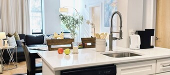 Downtown 5BR Home for 10 Guests with Kitchen & W/D