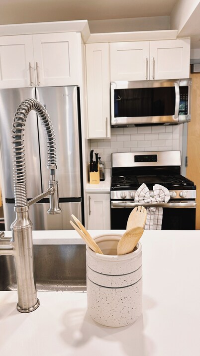 Downtown 5BR/2BA Group Stay,  Walk to PPAC & Convention Center