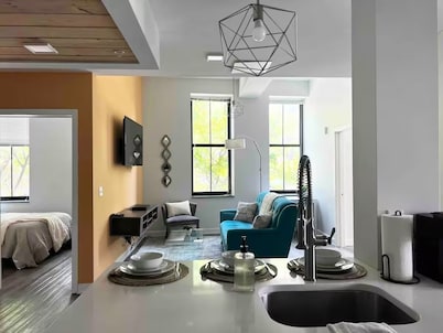 5BR 2BA • Sleeps 10 • Downtown • Near CC/Theaters