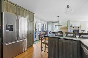 Interior - Sunny Lighthouse - Goose Rocks (Kennebunkport)