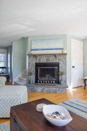 Interior - Sunny Lighthouse - Goose Rocks (Kennebunkport)