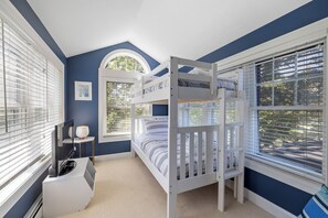 3 bedrooms, iron/ironing board, travel cot, free WiFi