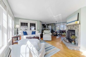 TV, fireplace