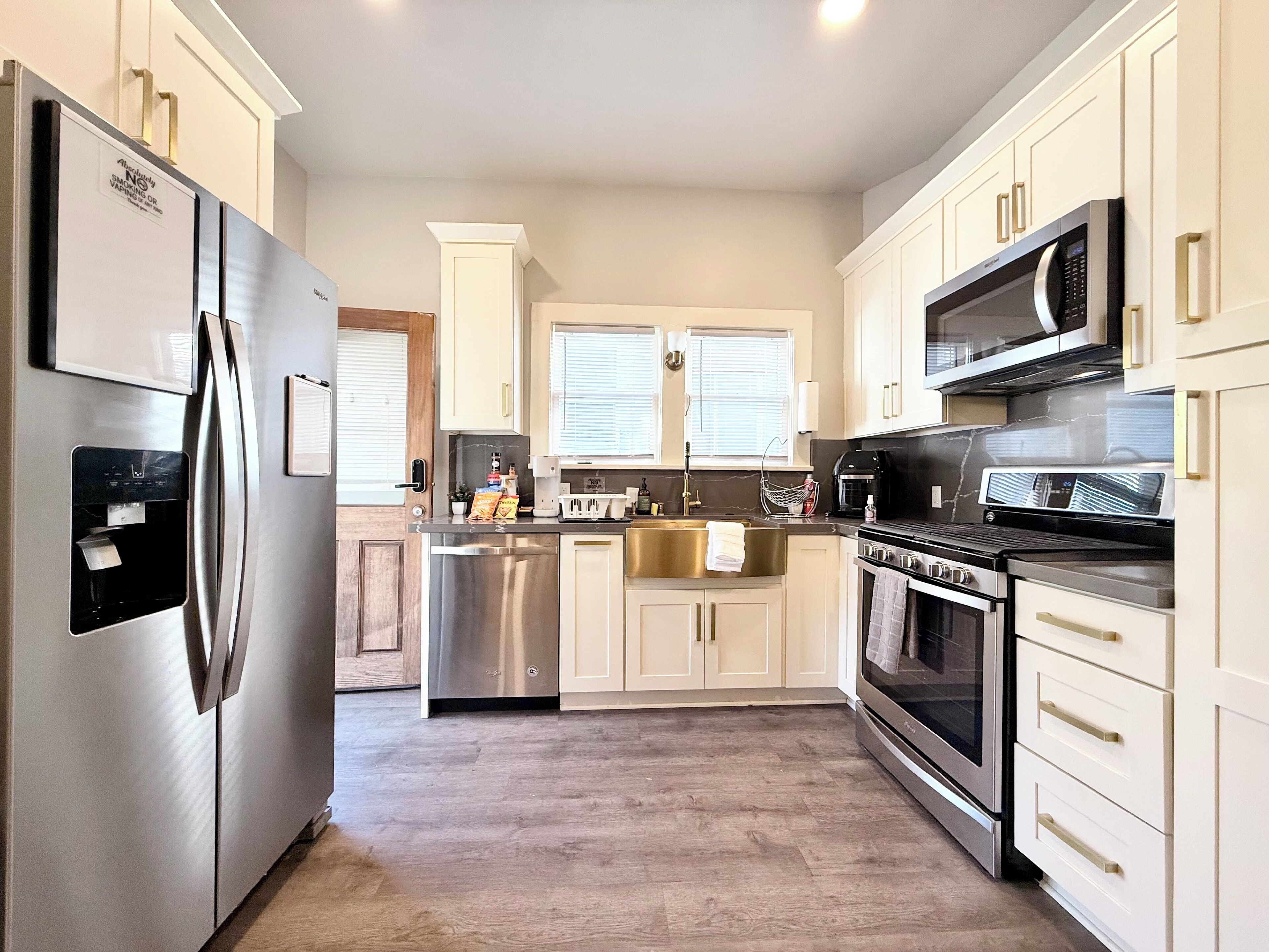 Kjøleskap, mikrobølgeovn, ovn og kokeplater