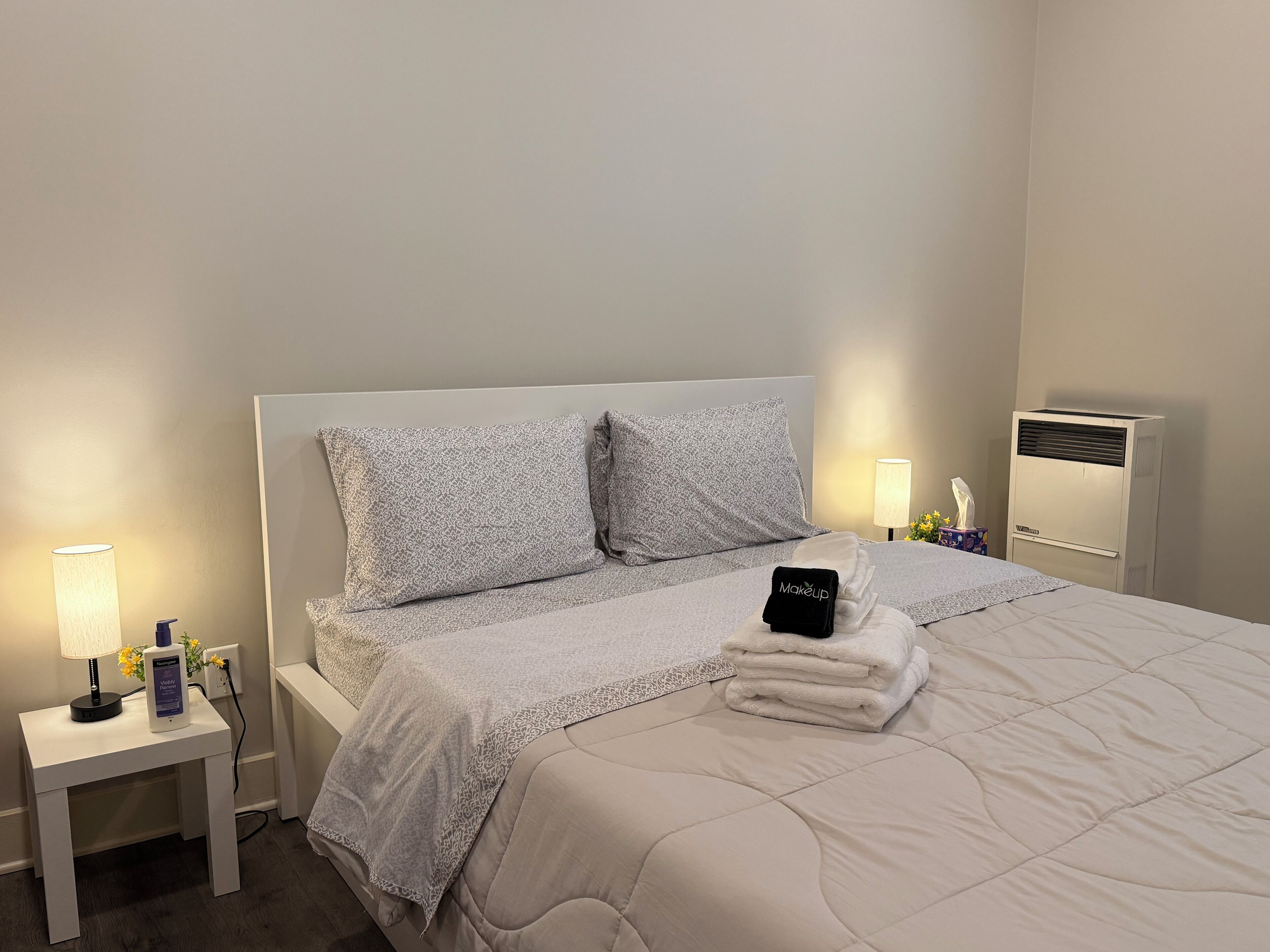 2 soverom, skrivebord, strykejern/-brett og wi-fi (inkludert)