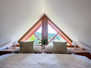 2 bedrooms, desk, internet