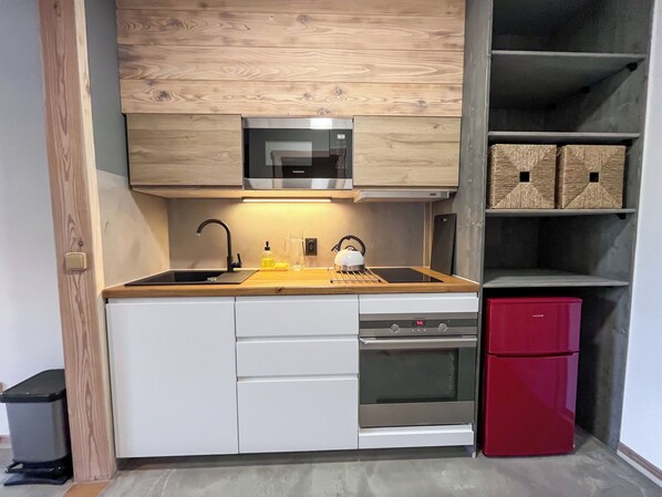 Fridge, microwave, oven, cookware/dishes/utensils